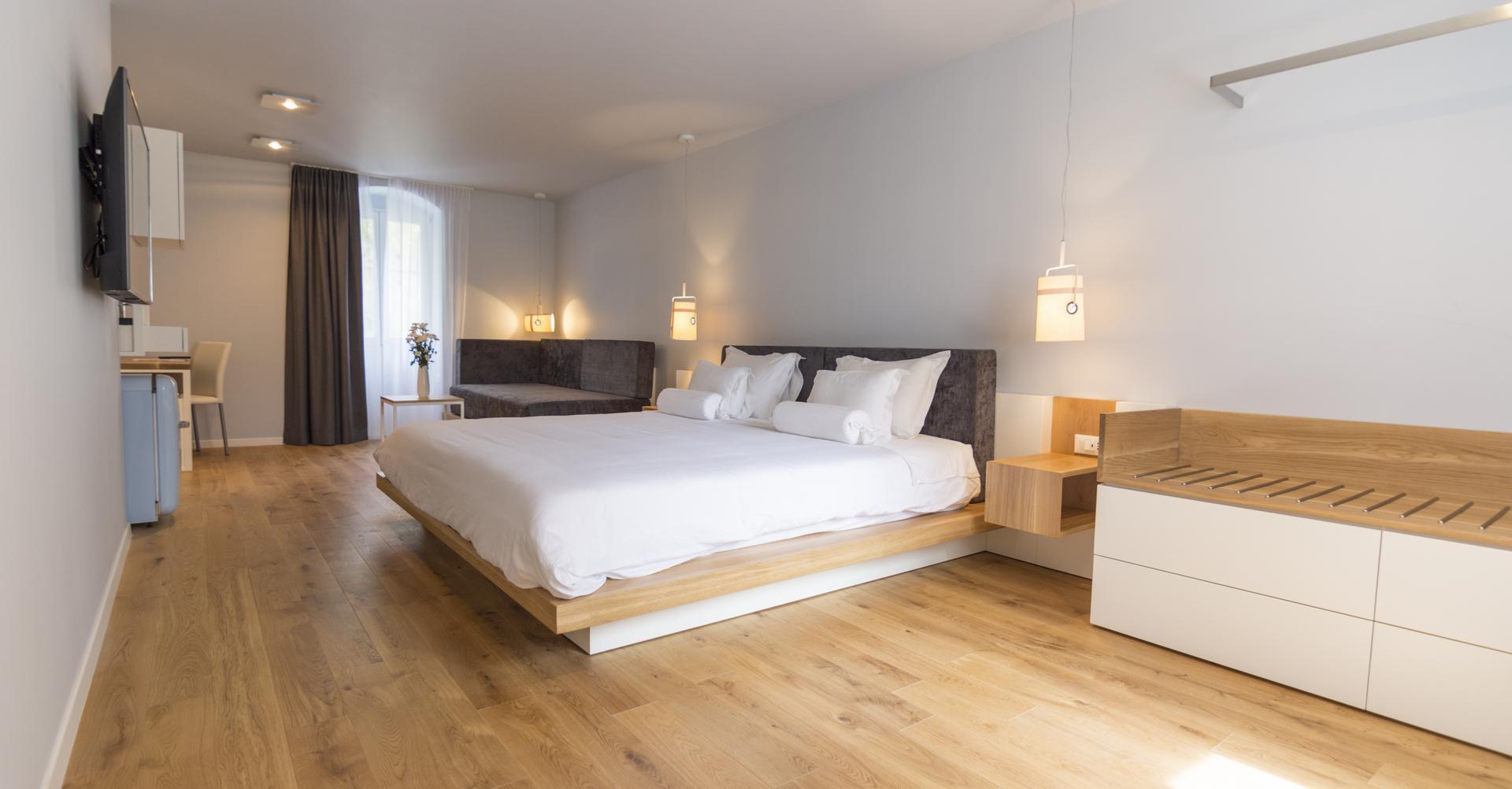 DELUXE, DOUBLE OR TWIN BED