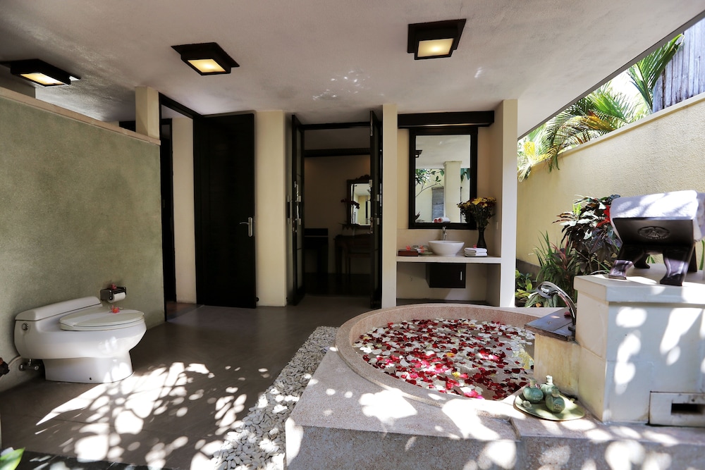 THE SANYAS SUITE 12/72