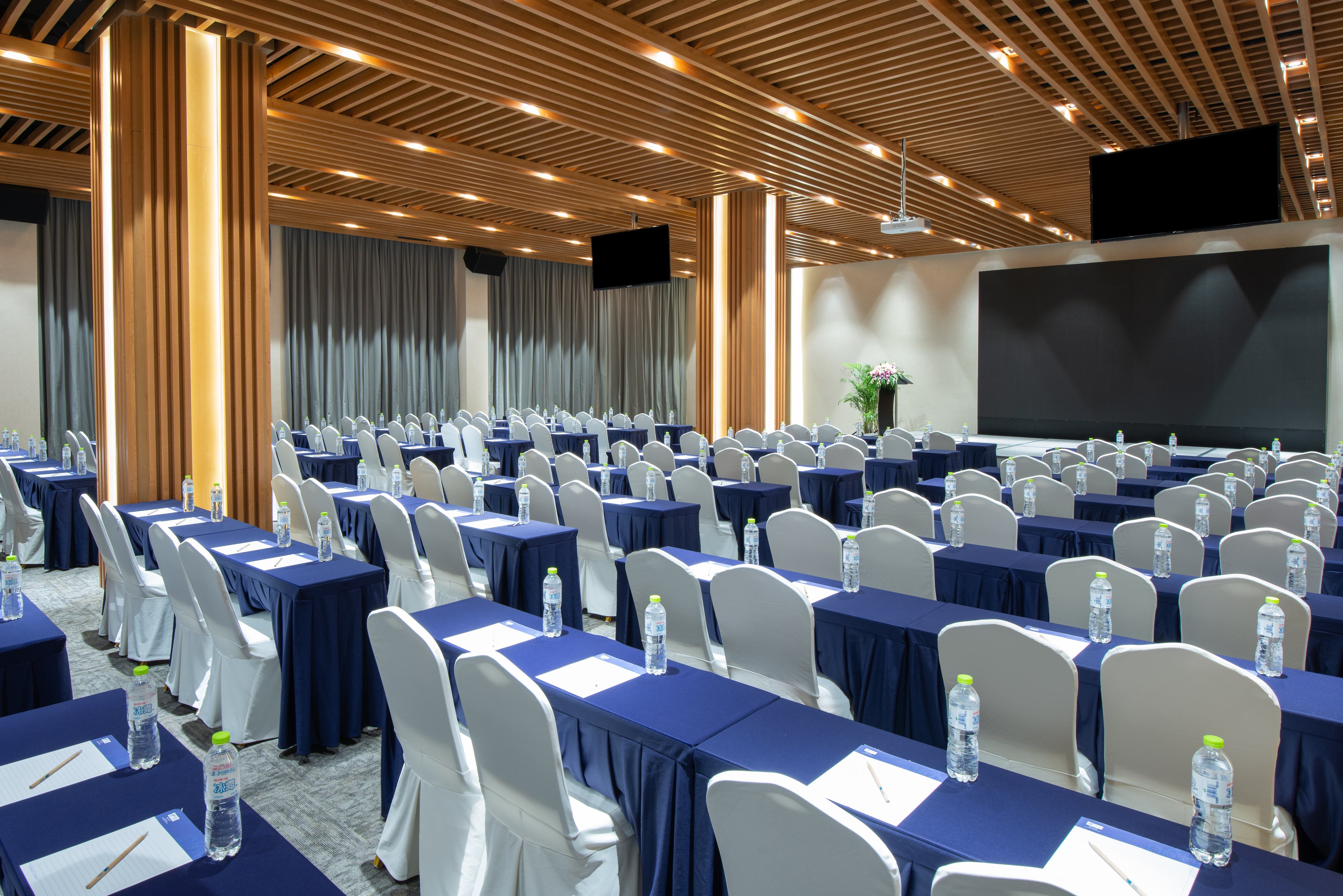 Holiday Inn Express Chengdu Huanhuaxi 55/67