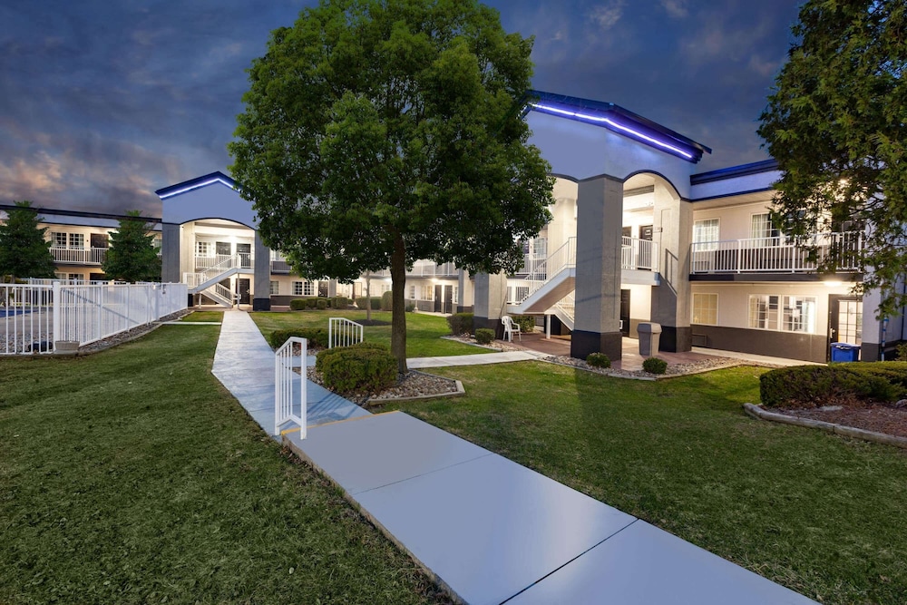 Days Inn by Wyndham Austintown 3/41