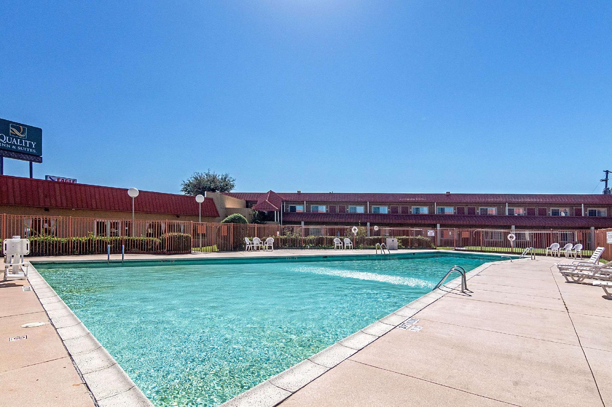 Quality Inn &amp; Suites 24/27