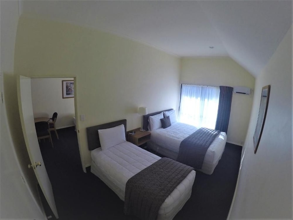 THE PEAKS MOTOR INN 13/40