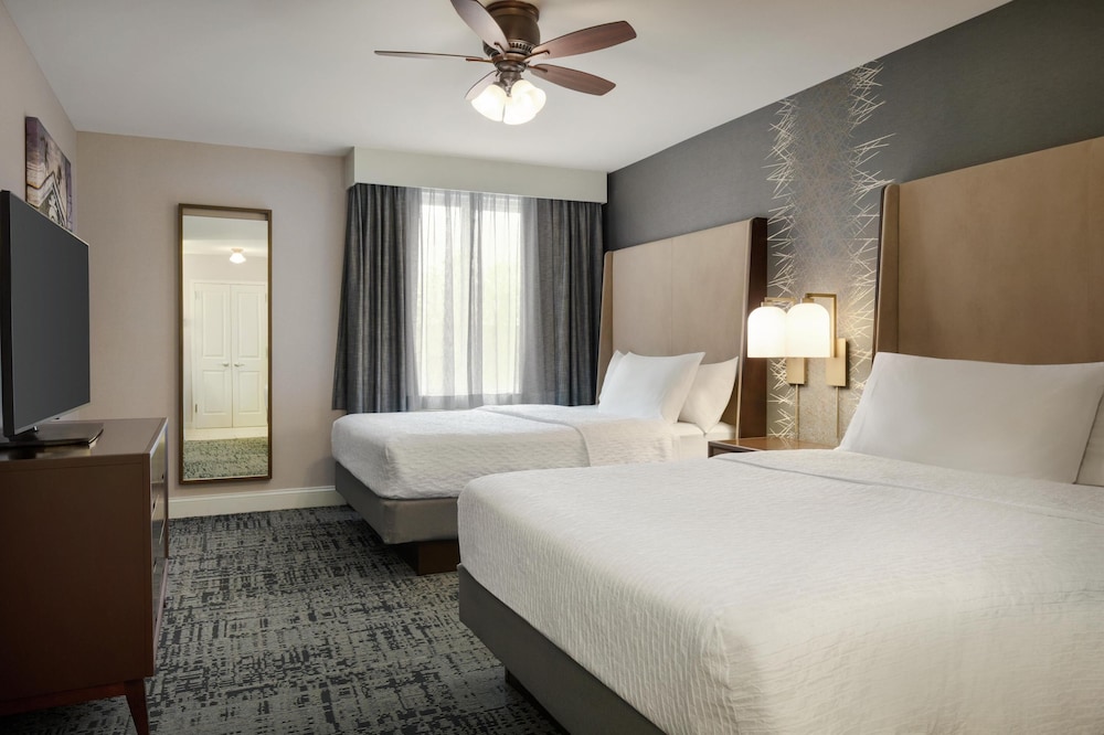 2 Bedrooms, Suite, 1 King and 2 Queen Beds, 2 Bathrooms