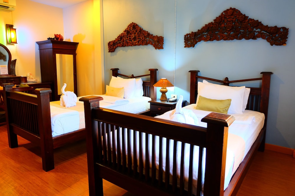 P Paradise Hotel 17/50
