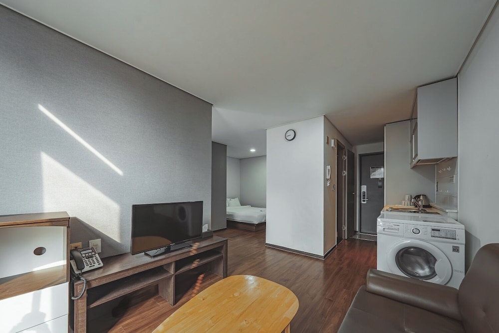 Brown Suites Sinchon Central 42/48