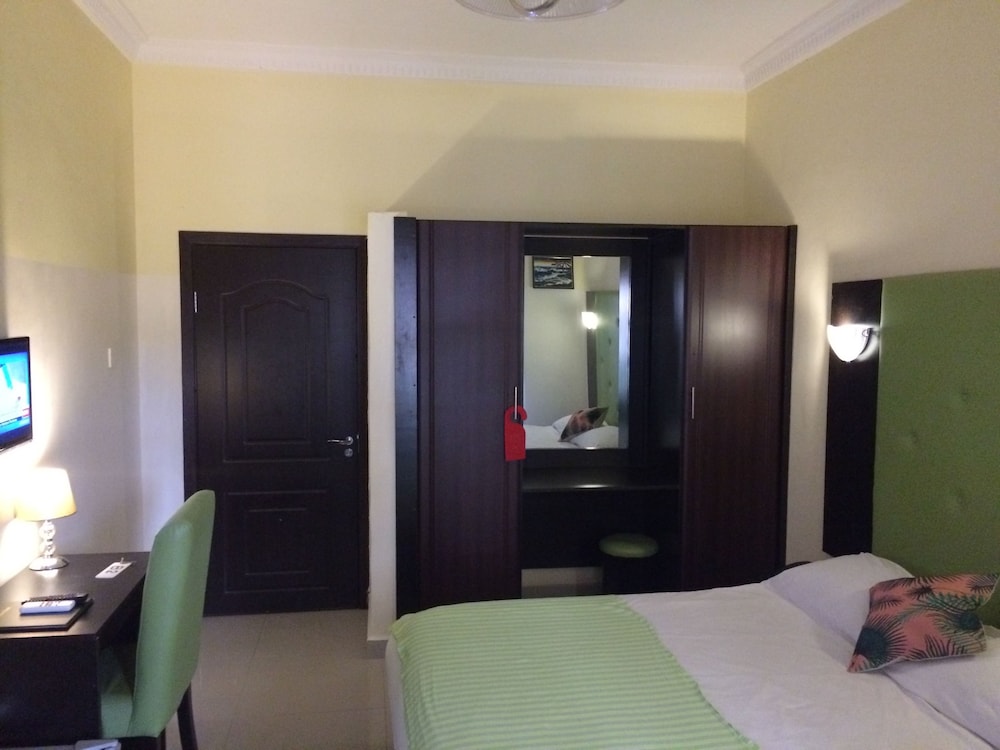 Fort Ross Hotel 8/35