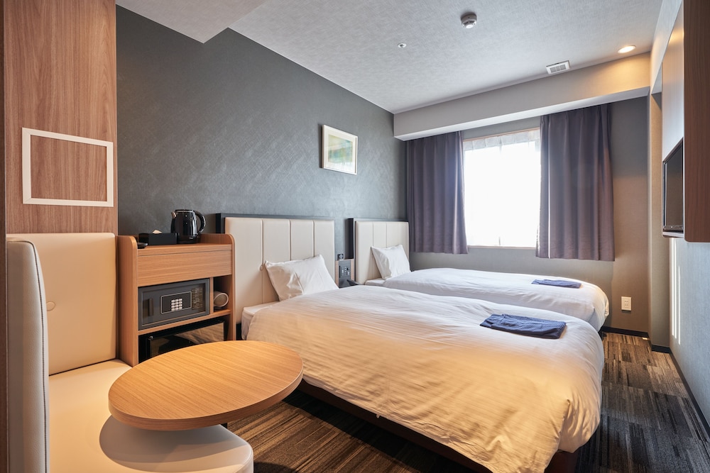ROOM, TWIN BEDS, NO CLEANING SERVICES