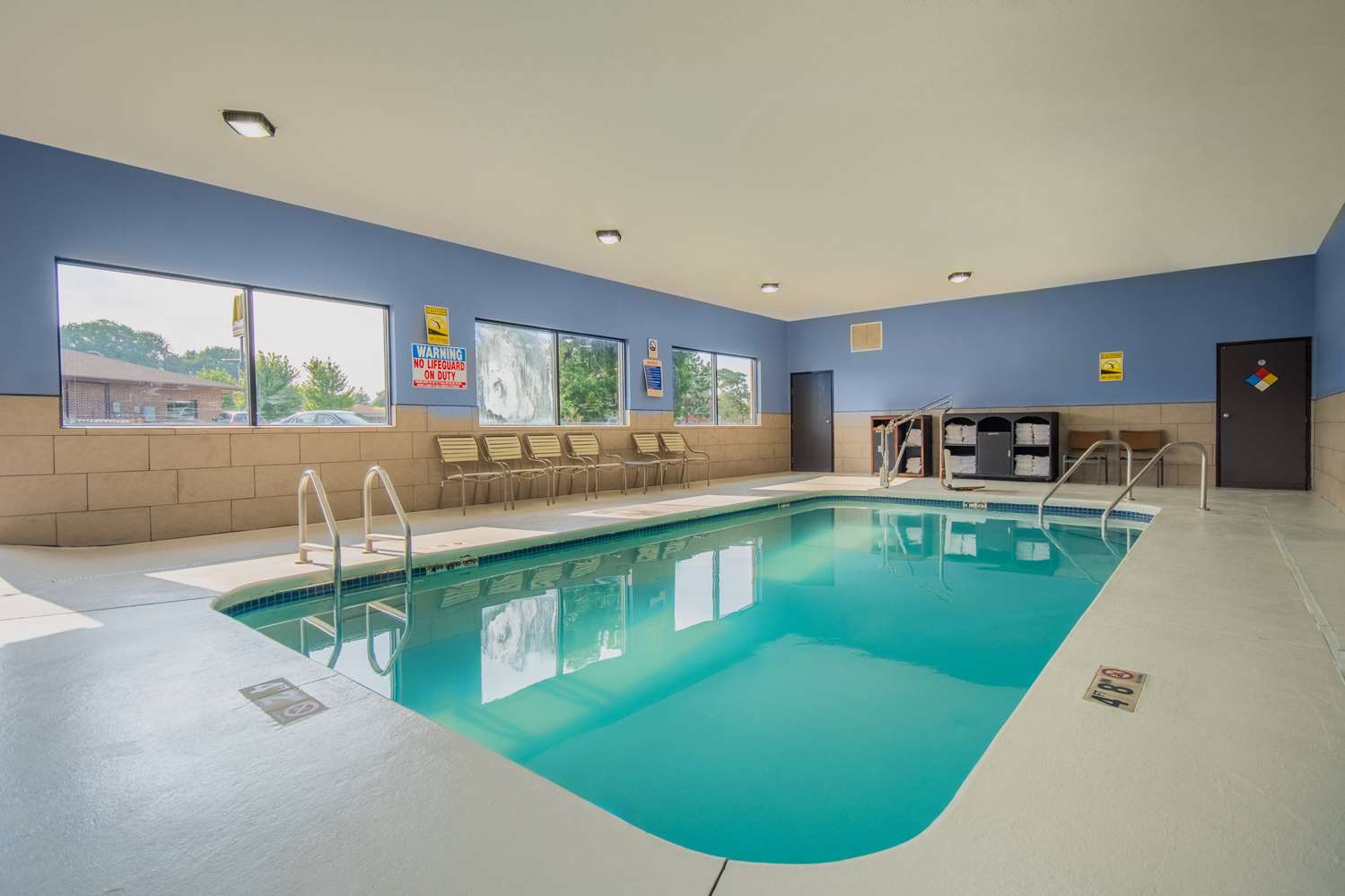 Days Inn & Suites by Wyndham Waterloo 15/30