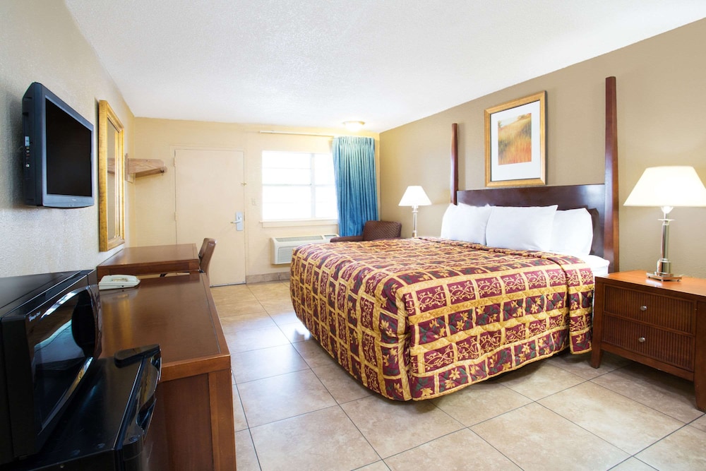 ROOM, KING BED