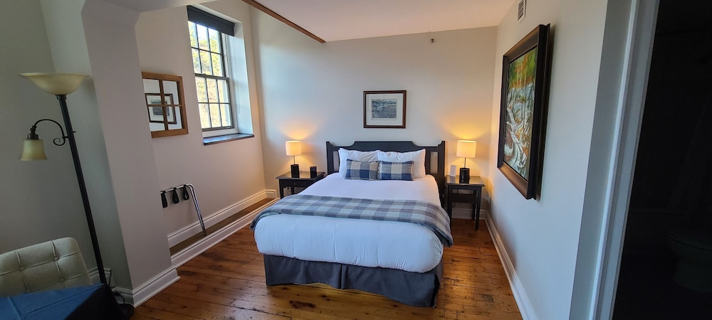 Heritage, Standard, Queen Bed, Waterfall View