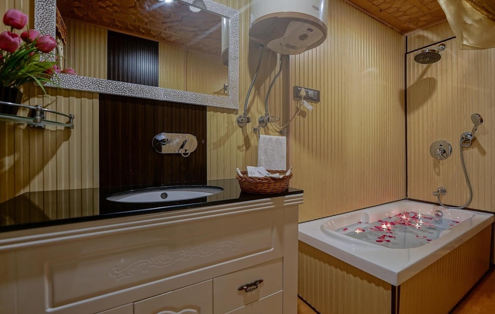 WelcomHeritage Gurkha Houseboats 35/35