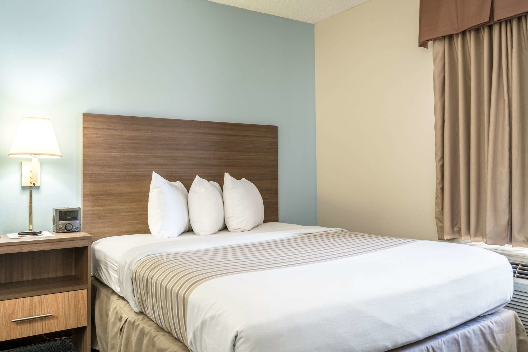 STANDARD, QUEEN BED