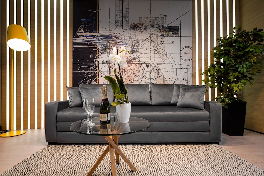 Maccani Luxury Suites 77/85