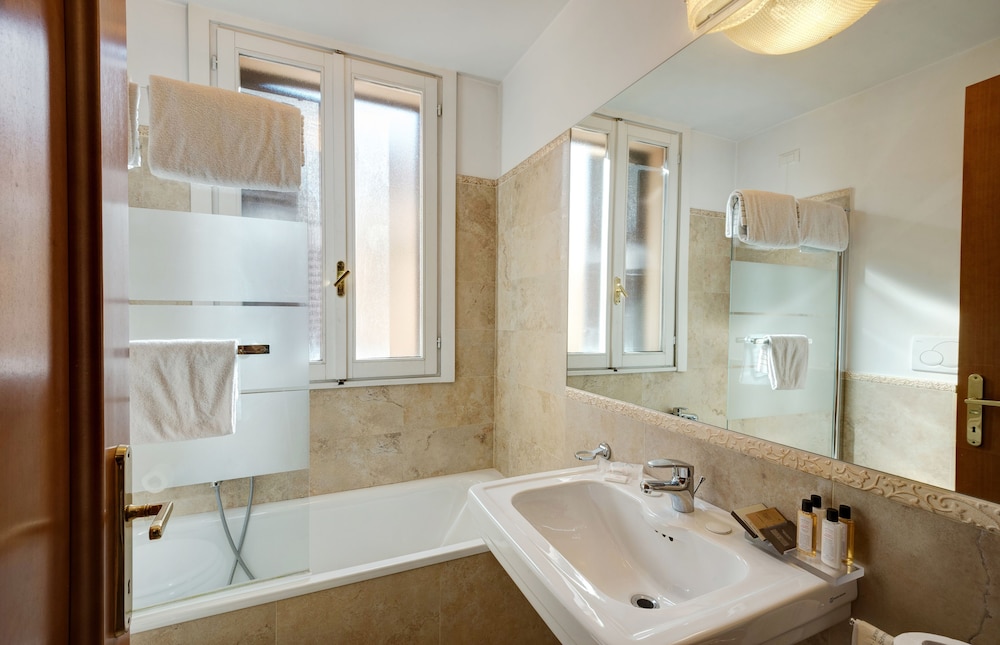 2 BEDROOMS, ROYAL, SUITE, CITY VIEW