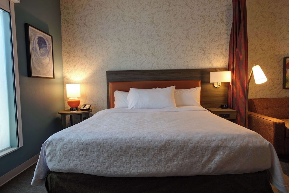 STUDIO, SUITE, KING BED