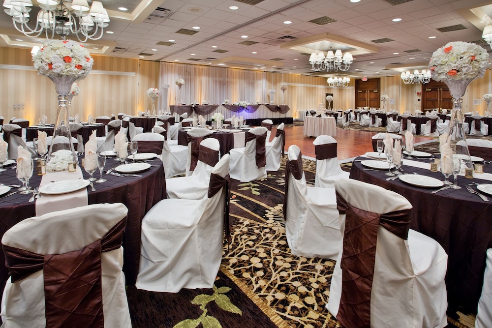 Ramada by Wyndham Cleveland Independence 35/56