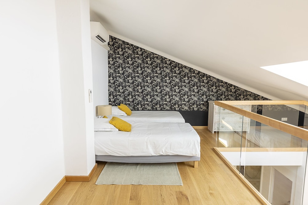 MEZZANINE, 1 BEDROOM, APARTMENT