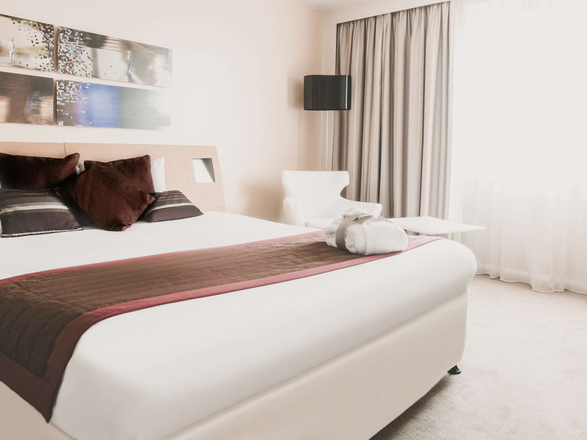 EXECUTIVE, KING BED