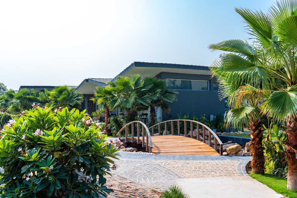 Basalt Paradise Resort And Spa 35/38