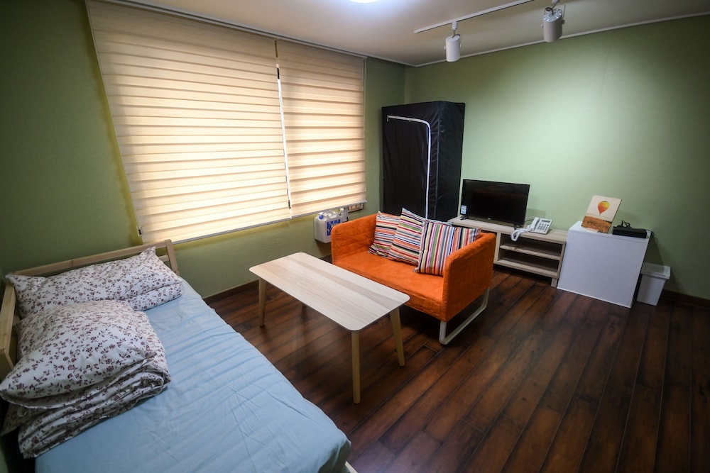 Bluehum Guesthouse - Hostel 6/16