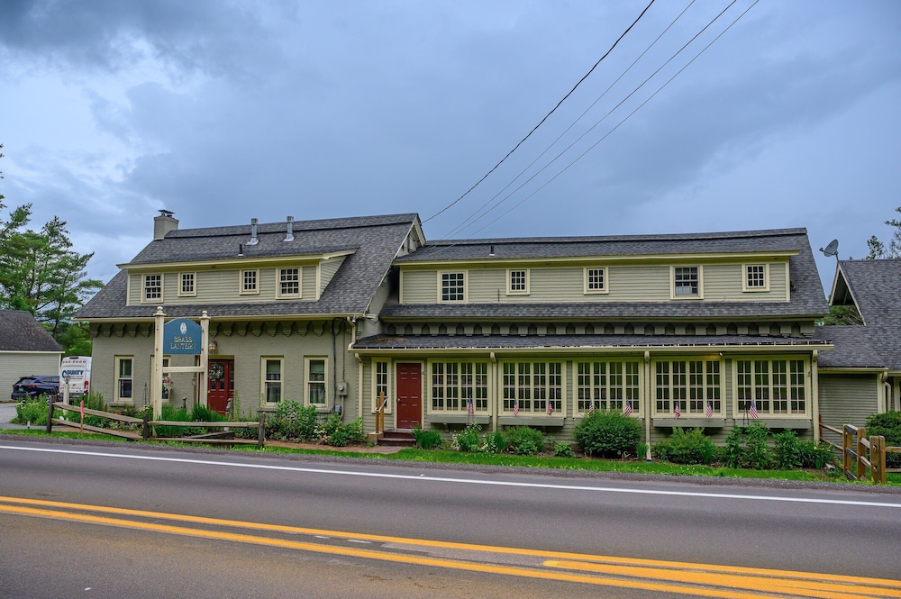 Brass Lantern Inn 1/50
