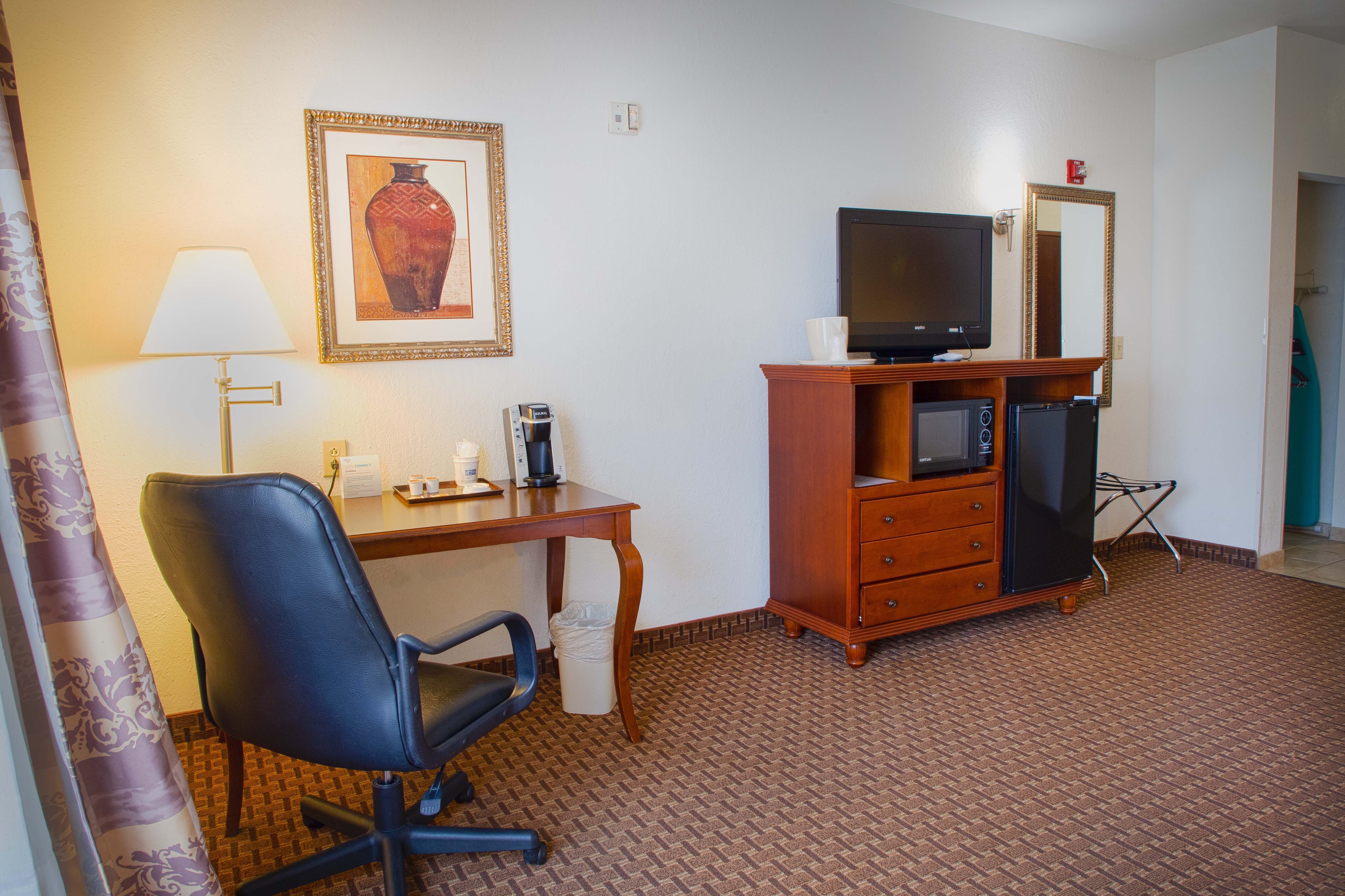 Holiday Inn Express Hotel And Suites Center Tx 69/76