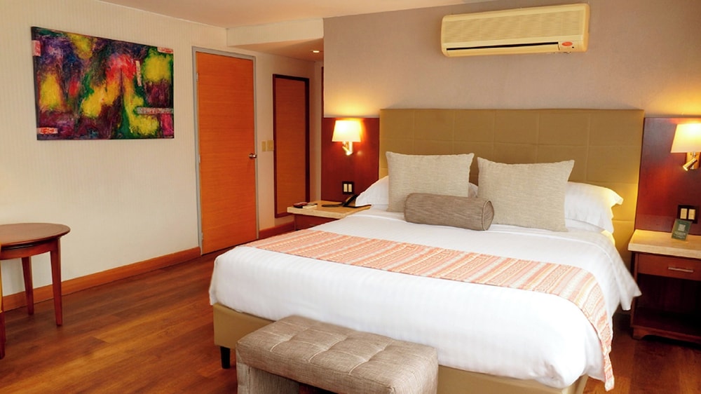BUSINESS, SUITE, KING BED, SOFA, BALCONY
