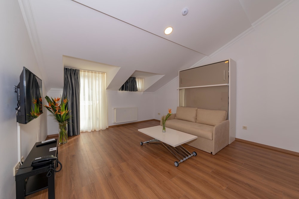 Joy Suites Hotel 34/69