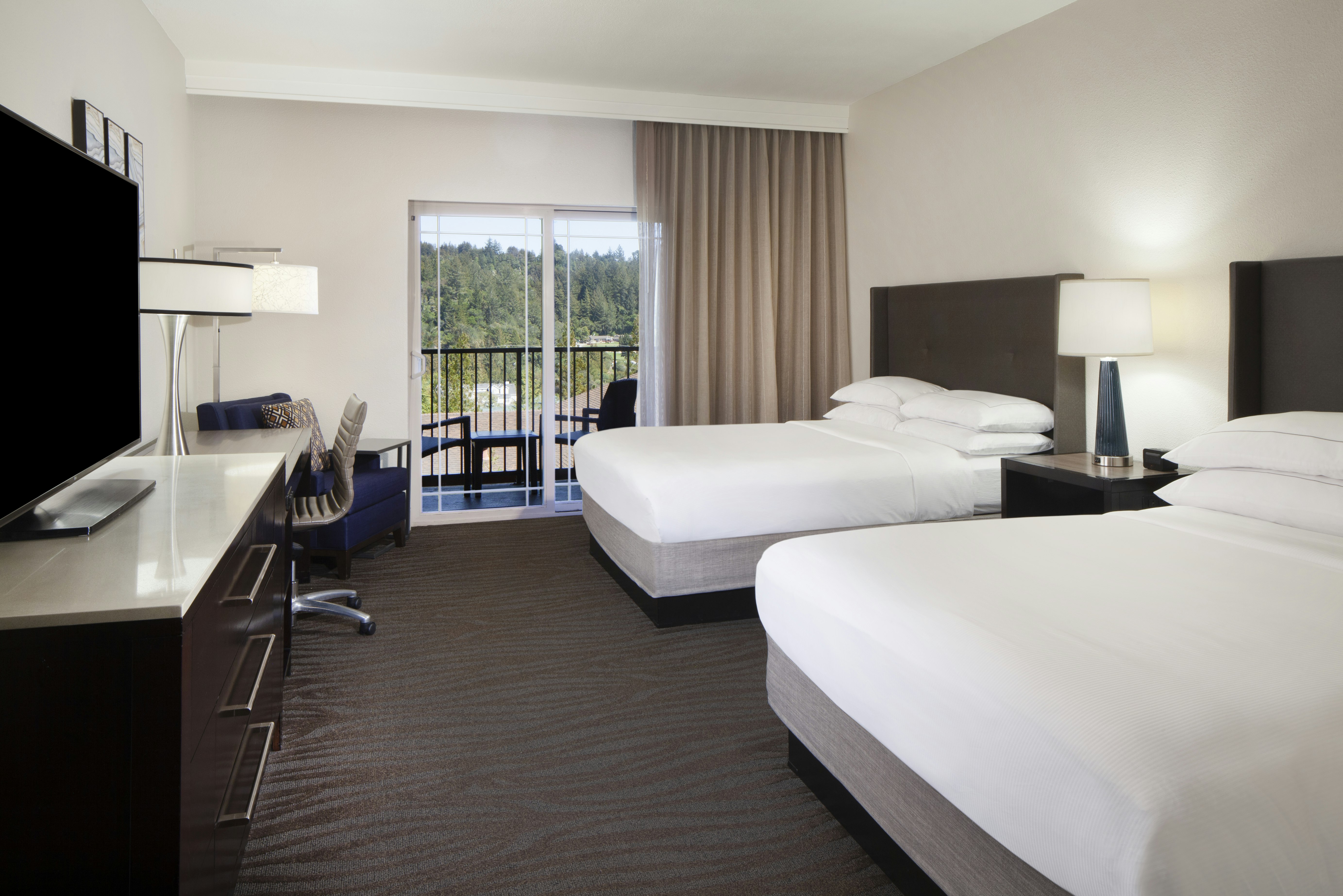 Room, 2 Queen Beds, Balcony or Patio، Hilton Santa Cruz/Scotts Valley 2/4