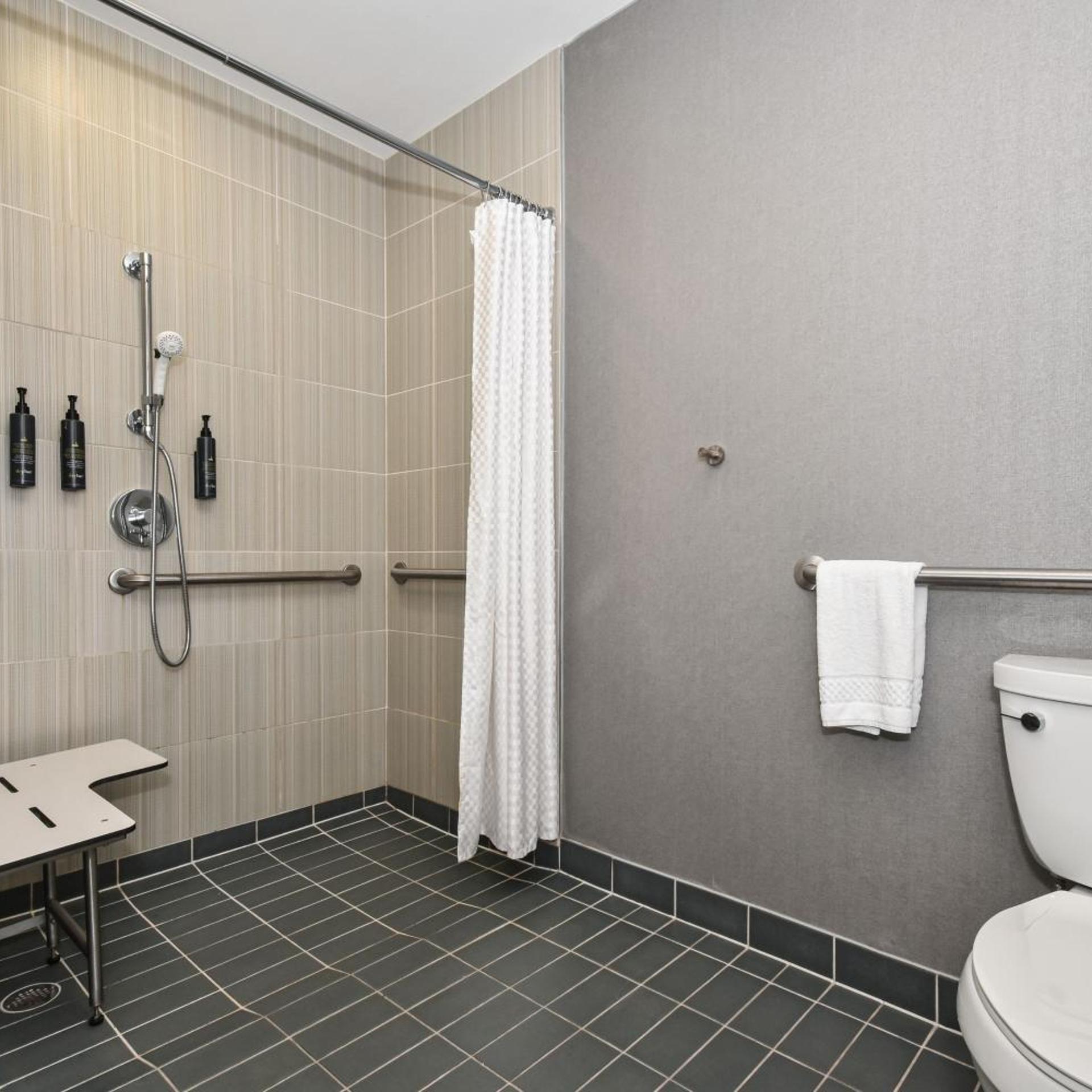 Aloft, Guest Room, 2 Queen Beds، Aloft Charlotte City Center 4/10
