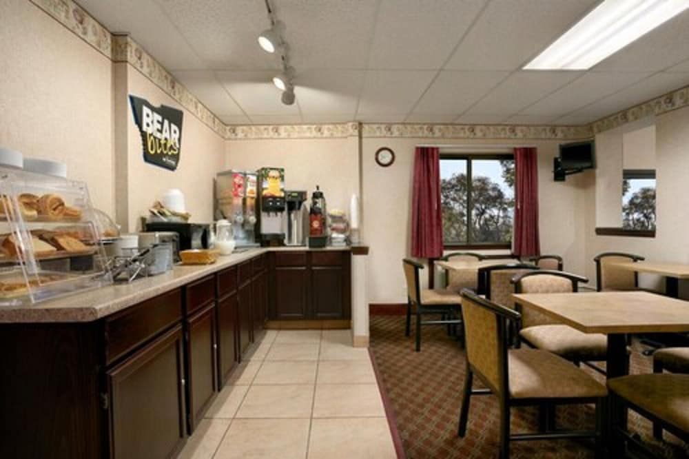 Travelodge by Wyndham Cleveland Lakewood 25/28