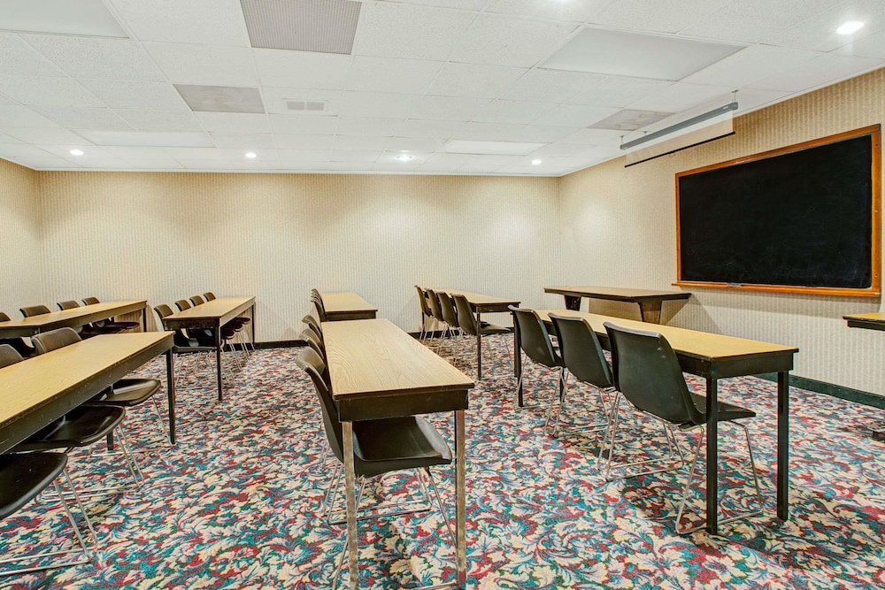 Days Inn By Wyndham Parsippany 21/23