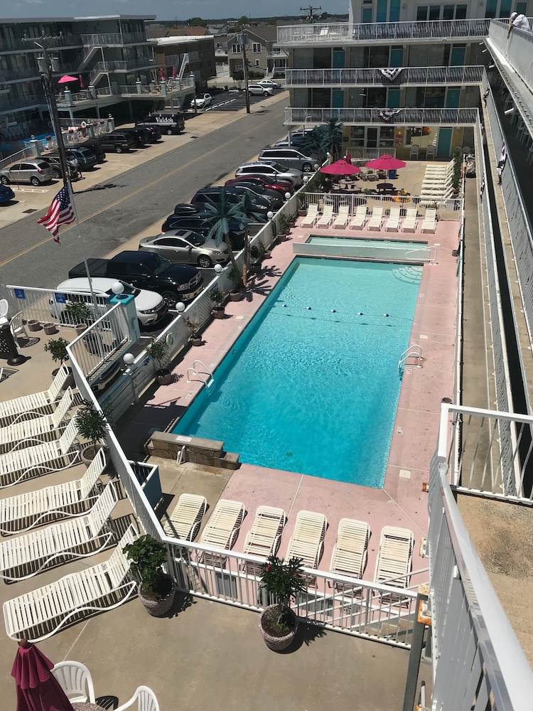 Paradise Ocean Front Resort 20/45