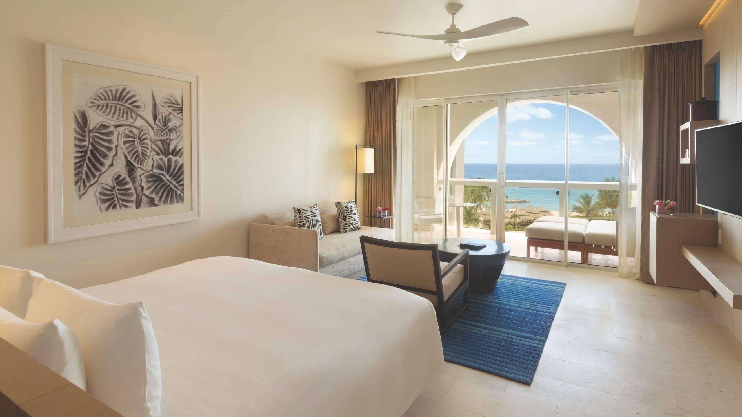 JUNIOR SUITE, KING BED, OCEAN FRONT