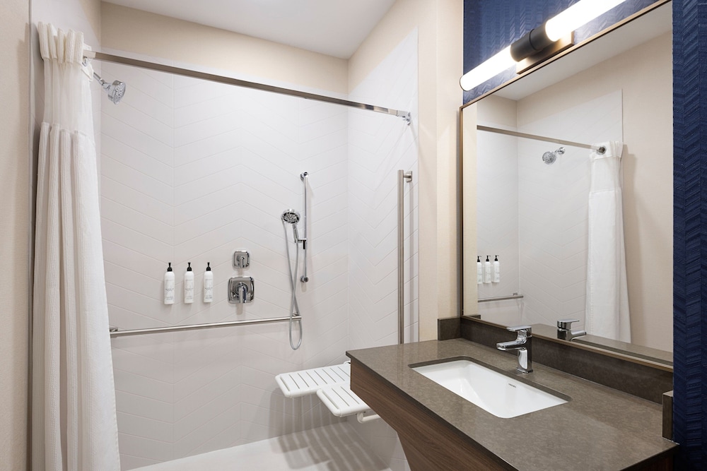 غرفة بسرير كينج مع أريكة، Fairfield Inn & Suites West Kelowna 4/8