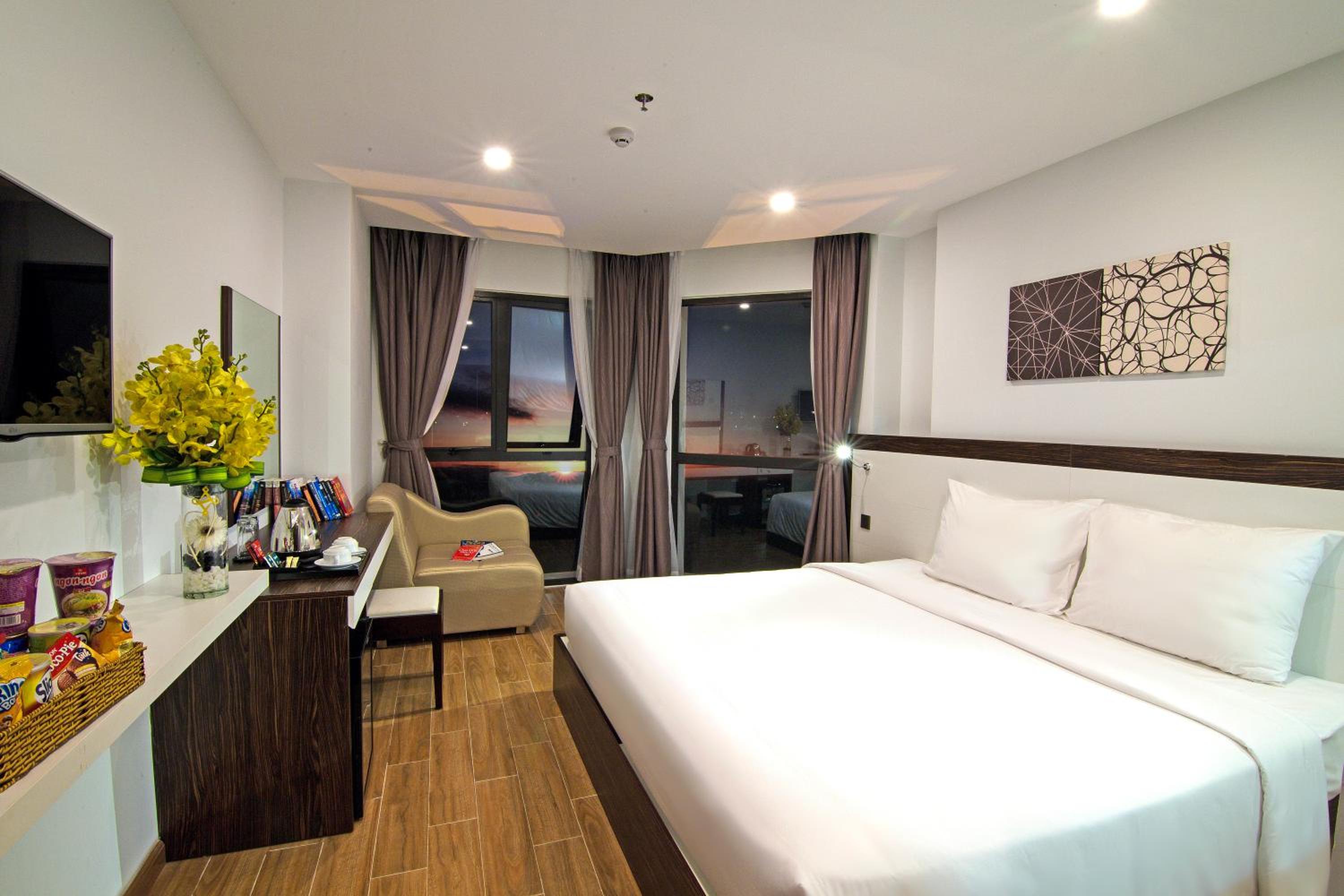 غرفة تنفيذية بسرير مزدوج بإطلالة على الجبل بحوض استحمام، An Vista Hotel 4/7