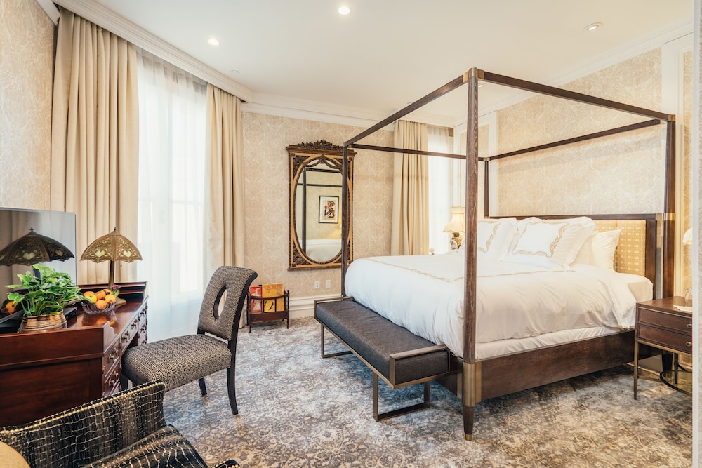 SUITE, KING BED