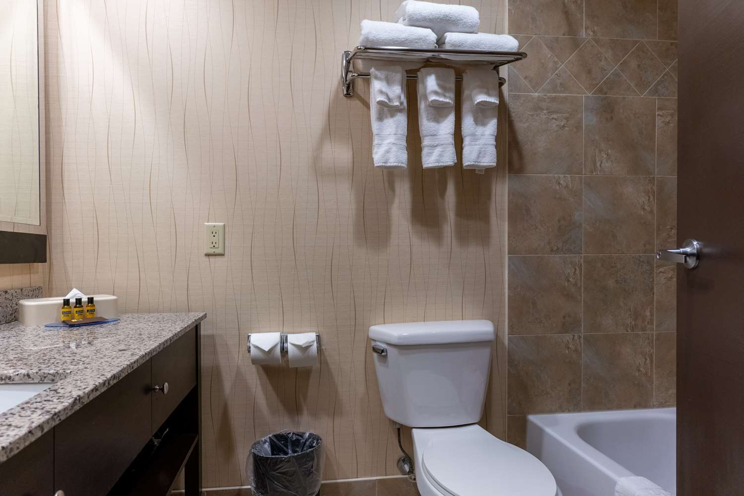 Best Western Plus South Edmonton Inn and Suites 27/32