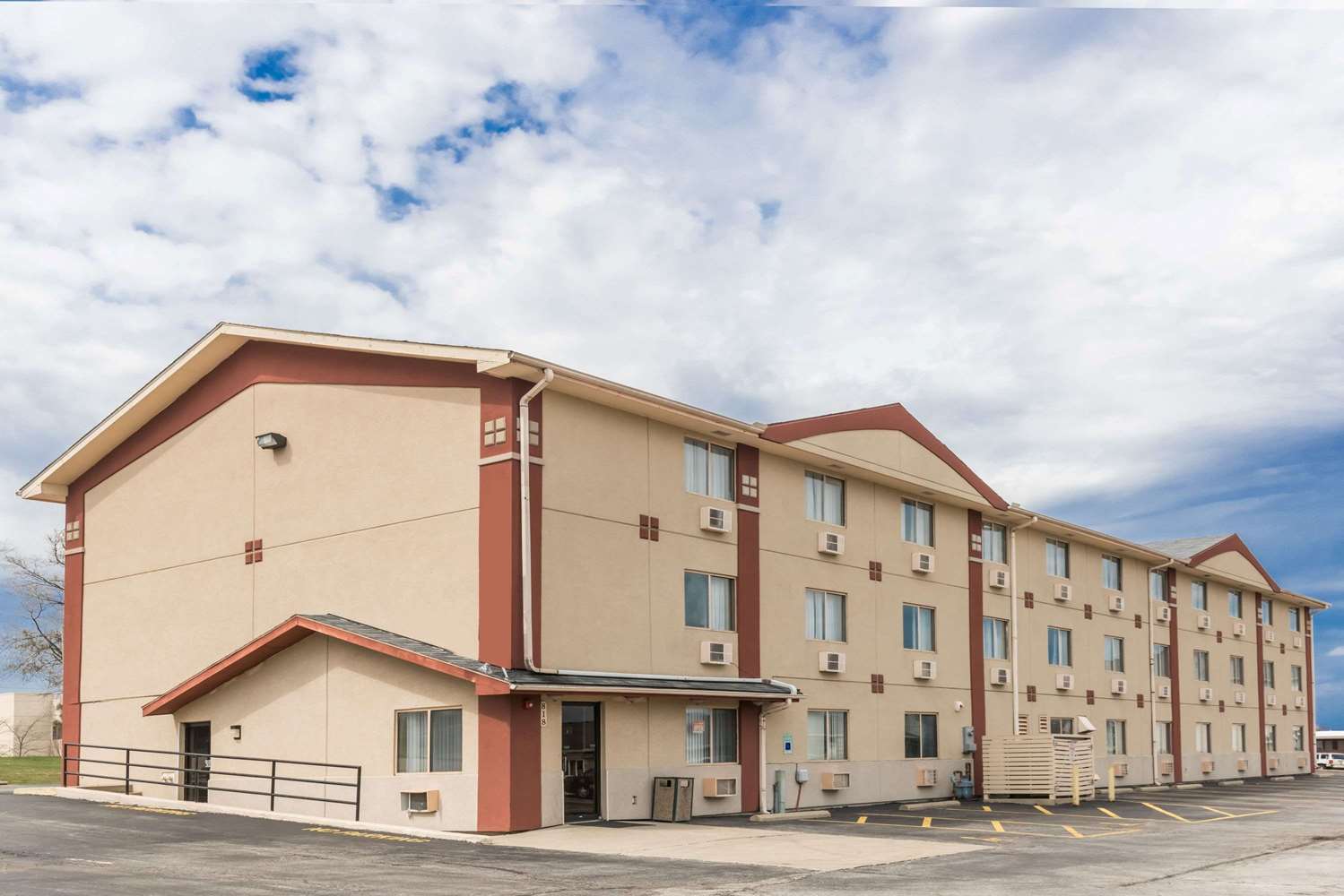 Super 8 By Wyndham Bloomington 2/17