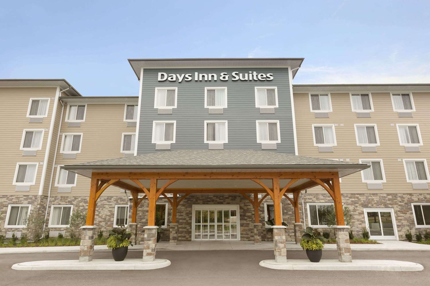 Days Inn & Suites By Wyndham Lindsay 2/43