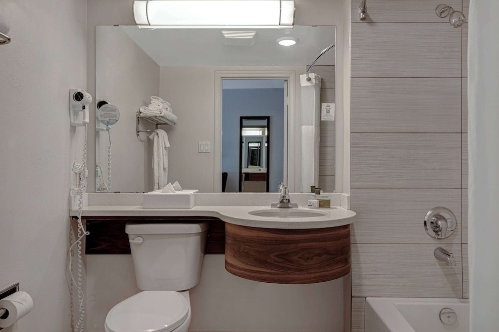 غرفة قياسية بسرير كوين، Days Inn by Wyndham Victoria Airport Sidney 5/5