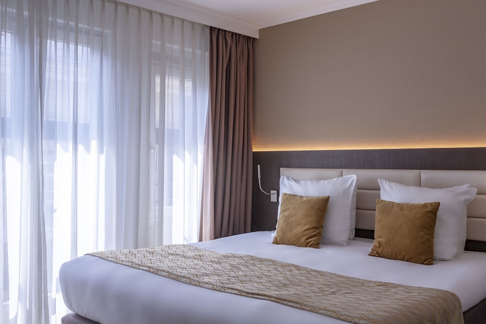 DELUXE, KING BED