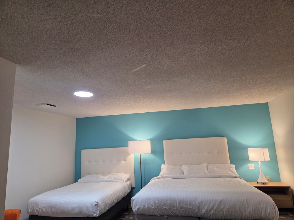 Howard Johnson by Wyndham Hinton 28/64
