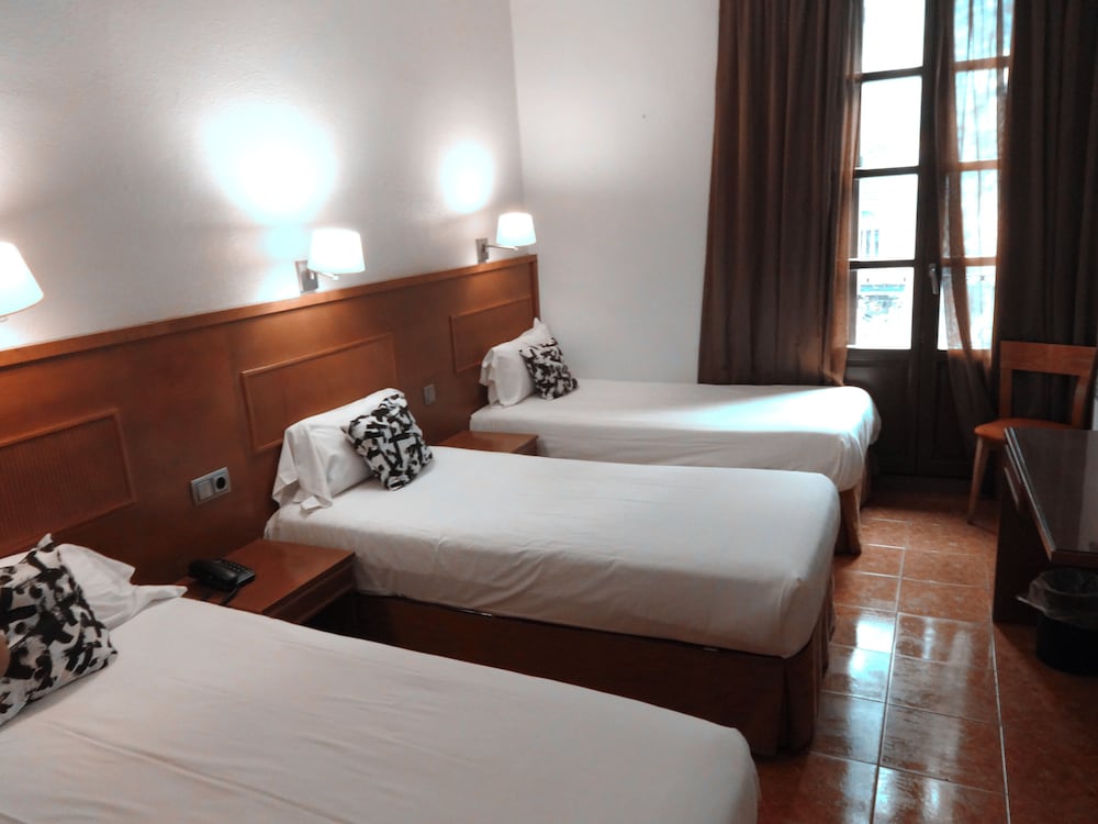 ROOM, QUADRUPLE