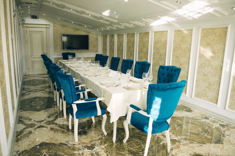 Emerald Suite Hotel 33/37