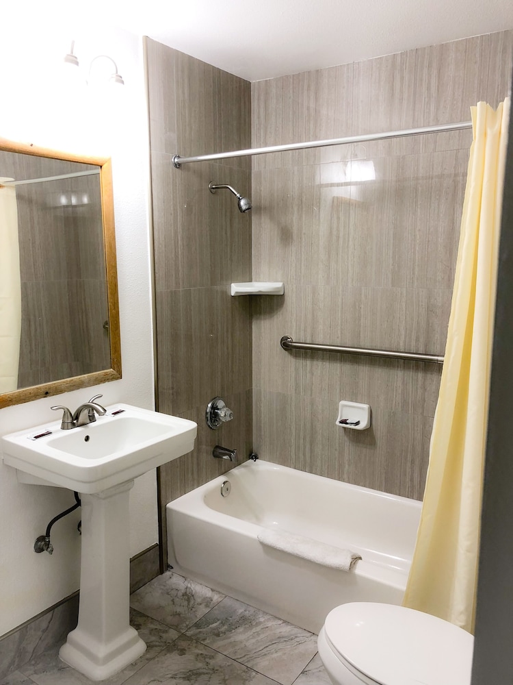 Casa Blanca Inn & Suites 6/67