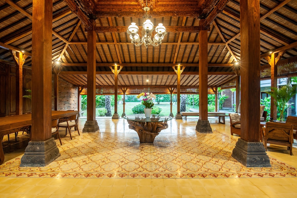 Griya Shanti Suites 24/37