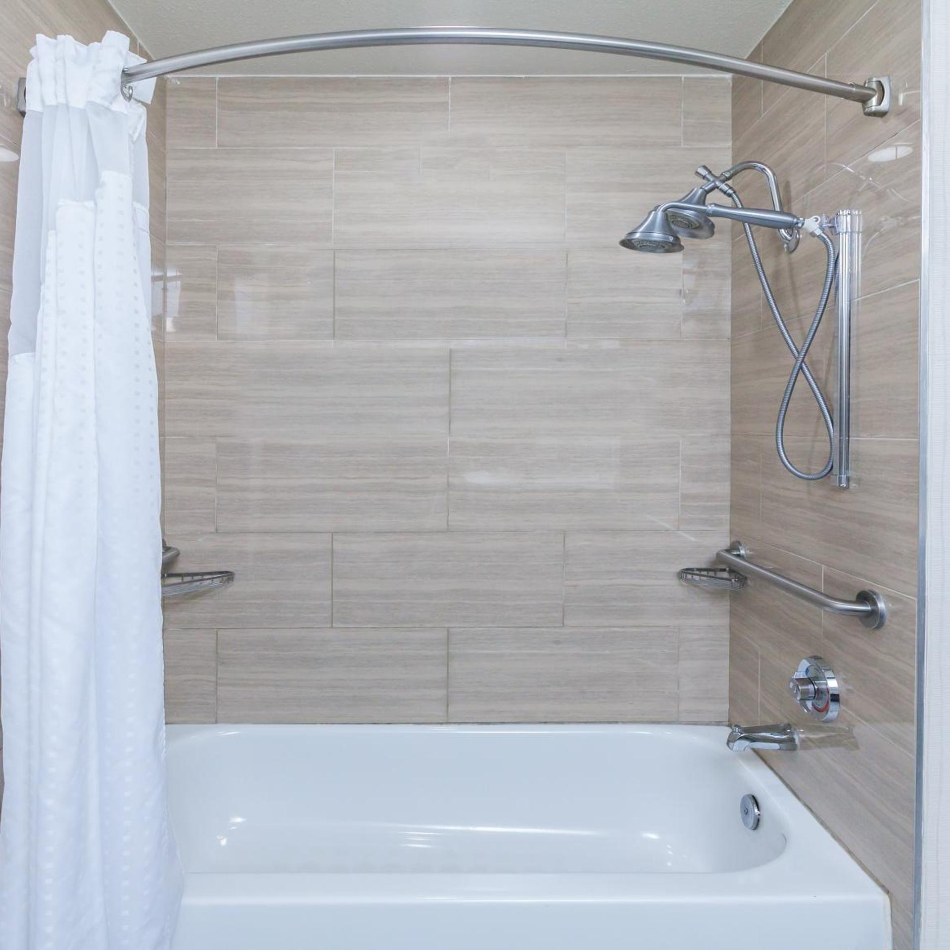 غرفة قياسية بسريرين كينج بحوض استحمام لذوي الإعاقة، Holiday Inn Express Hotel And Suites Houston East 3/4