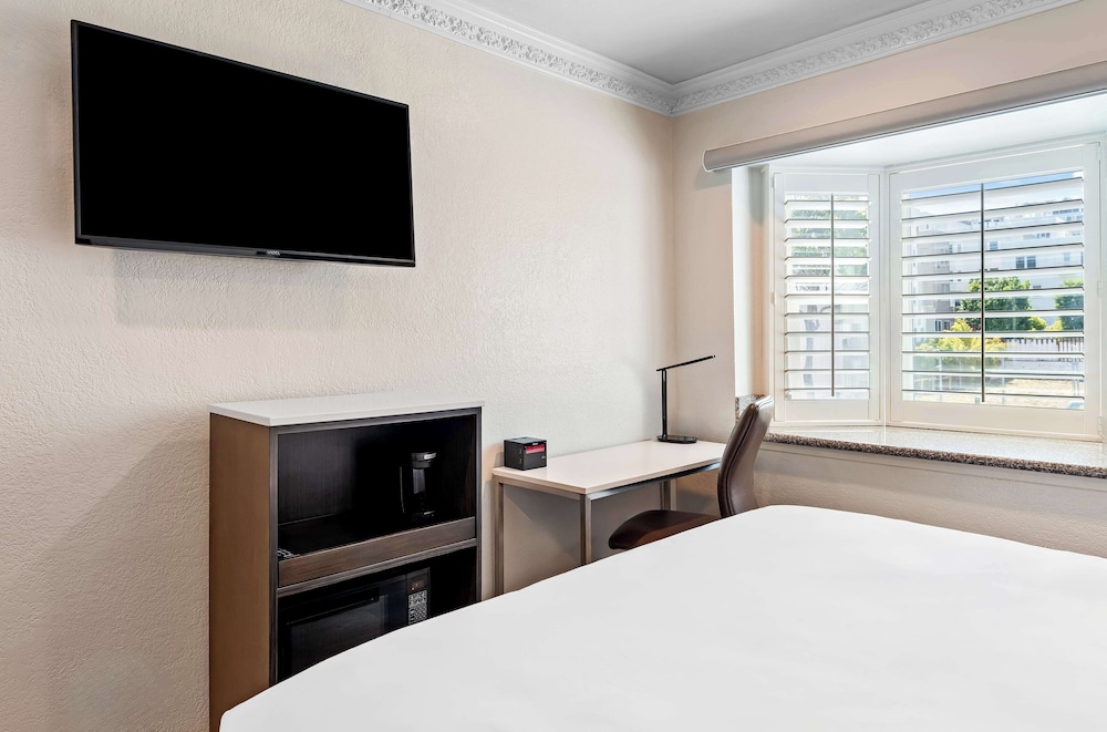 ROOM, KING BED