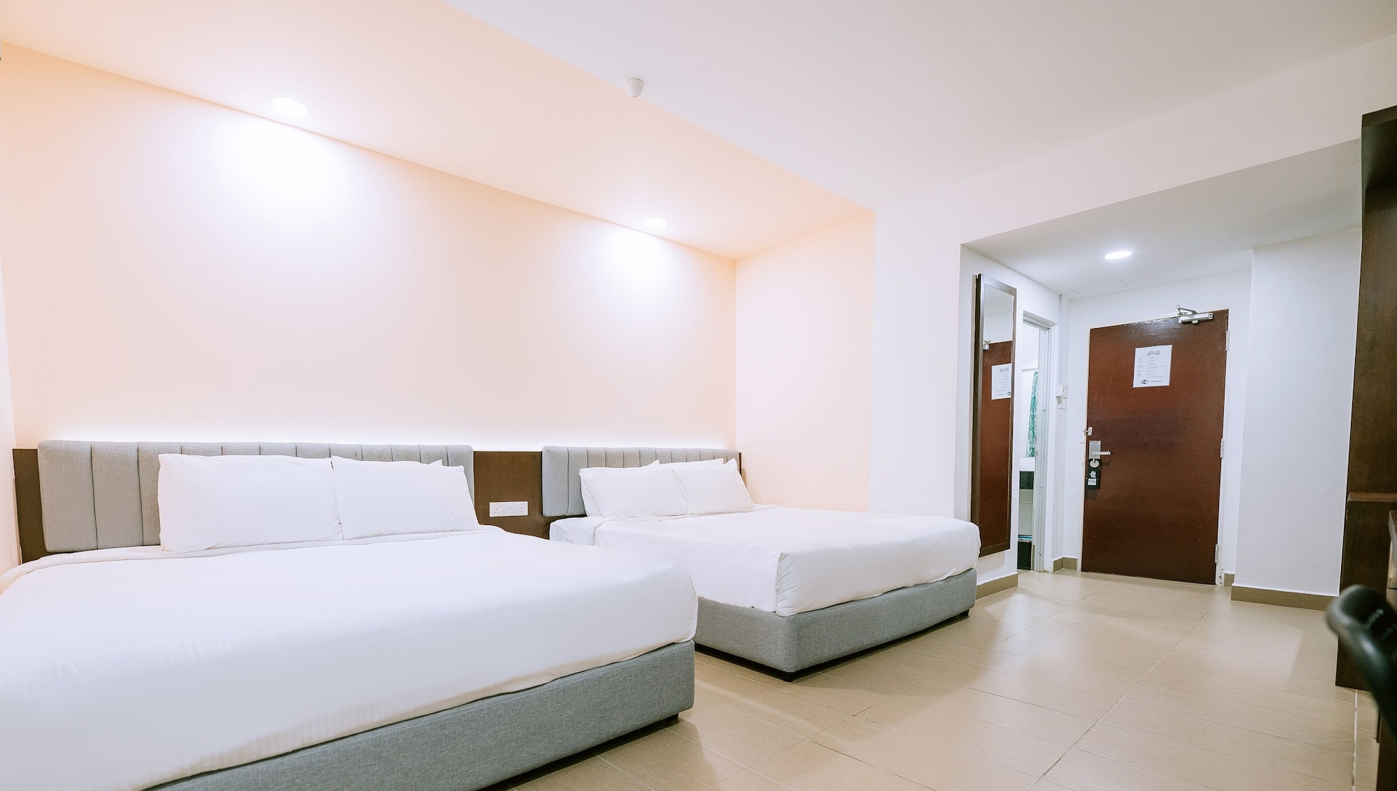 Family, 2 King Beds, No Window